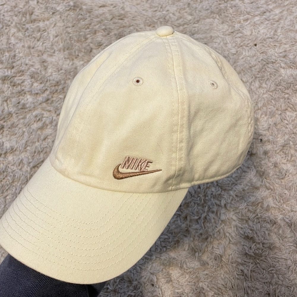 *Never Worn* Women’s Nike hat